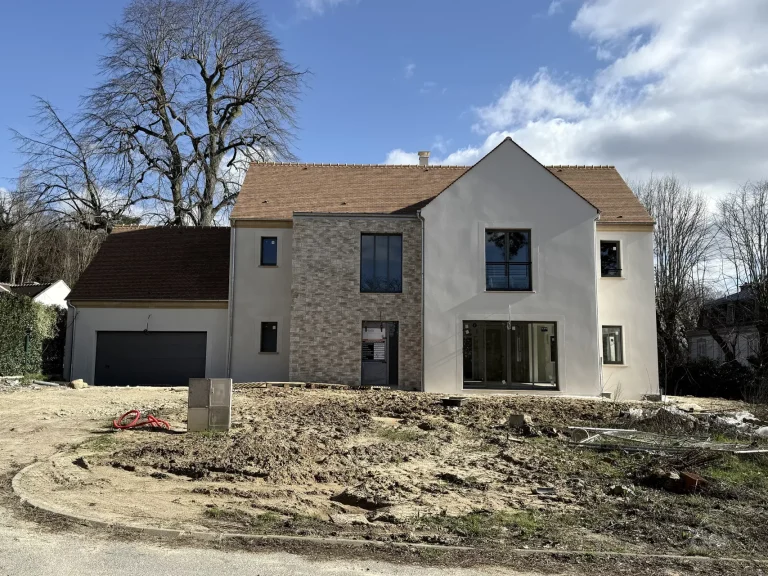Travaux de façade en Île-de-France - Entreprise AER - Création de façade et pose de plaquettes de parement sur une maison neuve à Saint-Prix (95) - Façade Avant