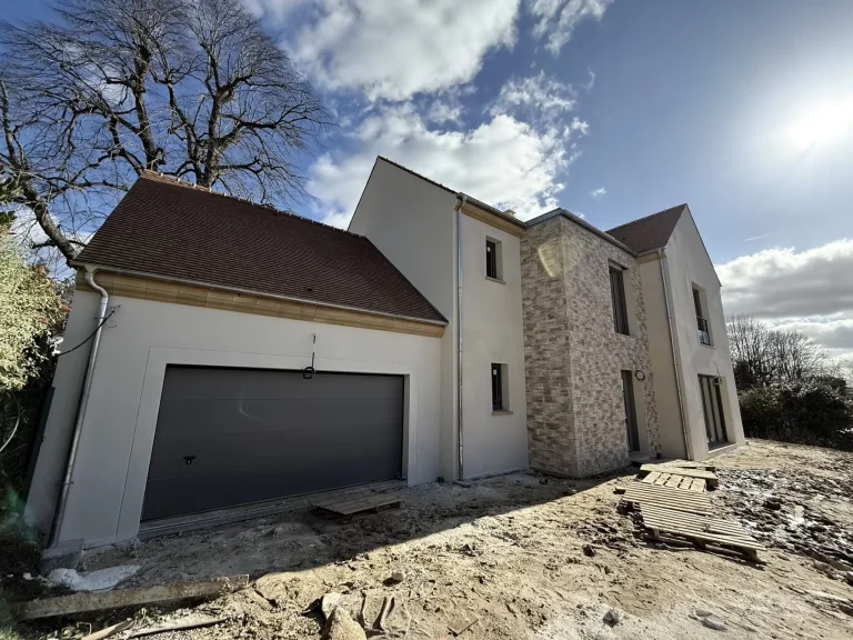 Travaux de façade en Île-de-France - Entreprise AER - Création de façade et pose de plaquettes de parement sur une maison neuve à Saint-Prix (95) - Façade Avant