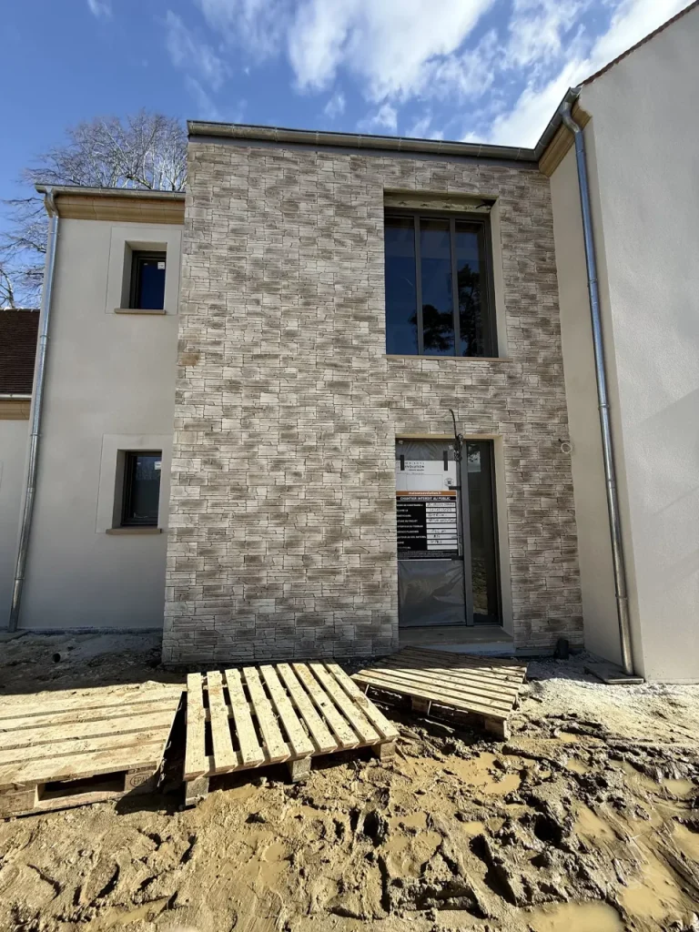 Travaux de façade en Île-de-France - Entreprise AER - Création de façade et pose de plaquettes de parement sur une maison neuve à Saint-Prix (95) - Façade Avant