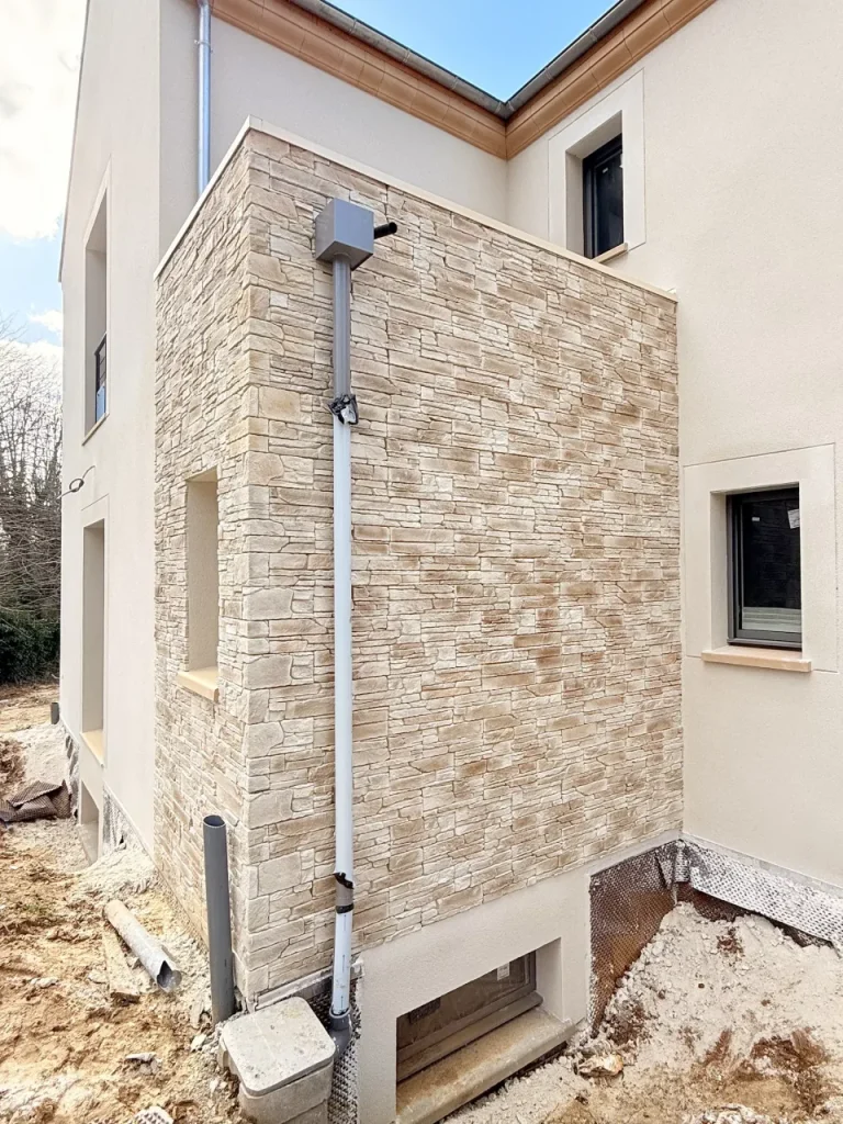 Travaux de façade en Île-de-France - Entreprise AER - Création de façade et pose de plaquettes de parement sur une maison neuve à Saint-Prix (95) - Façade Arrière