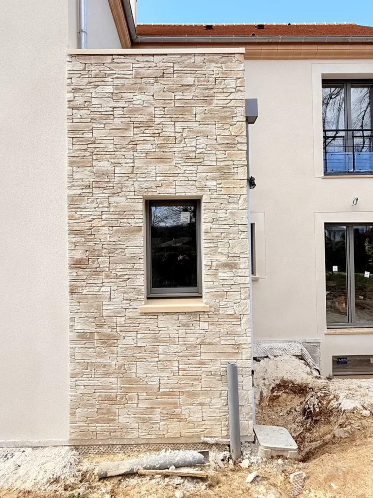 Travaux de façade en Île-de-France - Entreprise AER - Création de façade et pose de plaquettes de parement sur une maison neuve à Saint-Prix (95) - Façade Arrière