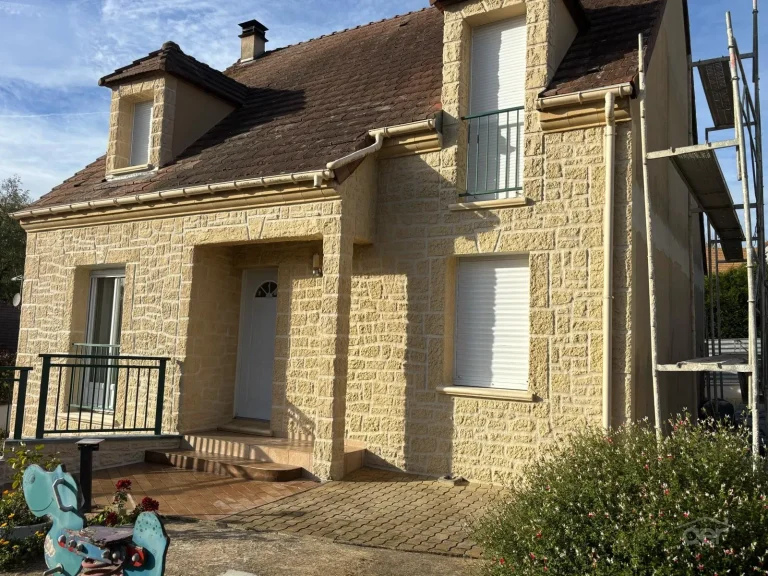 Travaux de façade en Île-de-France - Entreprise AER - Façades en imitation pierre : découvrez nos réalisations et notre savoir-faire - Première type d'imitation