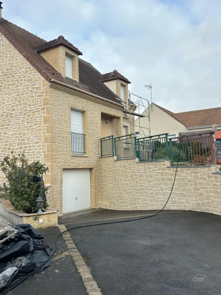 Travaux de façade en Île-de-France - Entreprise AER - Façades en imitation pierre : découvrez nos réalisations et notre savoir-faire - Première type d'imitation