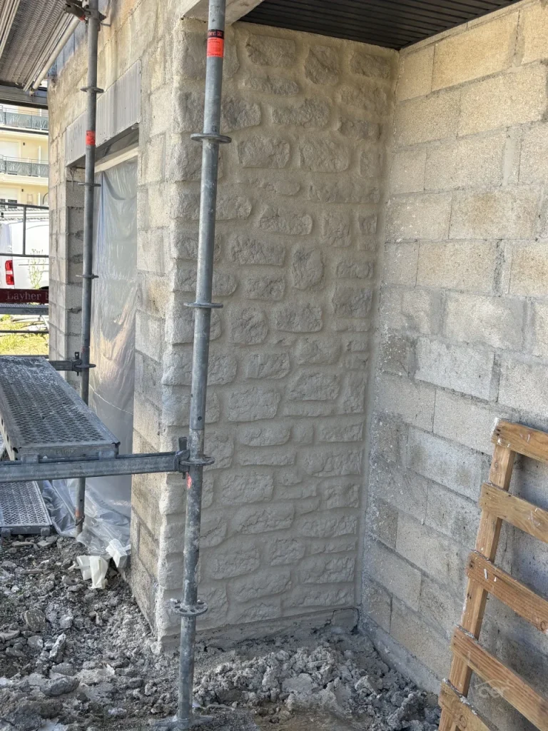 Travaux de façade en Île-de-France - Entreprise AER - Façades en imitation pierre : découvrez nos réalisations et notre savoir-faire - Cinquième type d'imitation