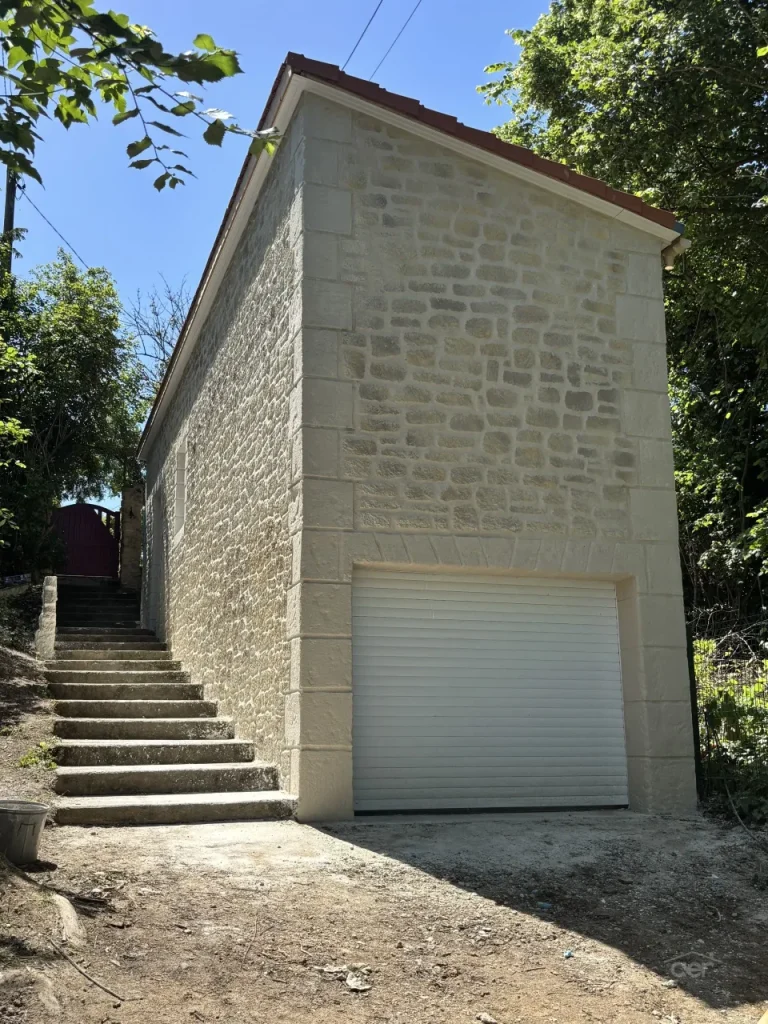 Travaux de façade en Île-de-France - Entreprise AER - Façades en imitation pierre : découvrez nos réalisations et notre savoir-faire - Quatrième type d'imitation