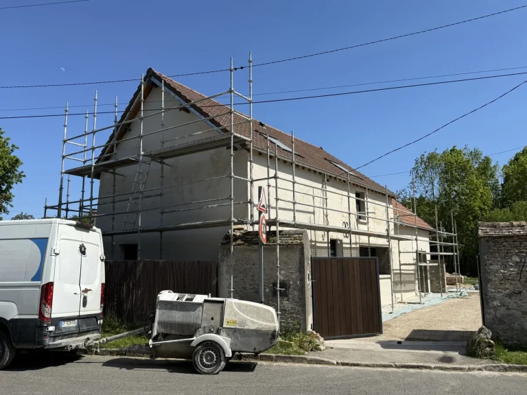 Travaux de façade en Île-de-France - Entreprise AER - Ravalement sur une maison ancienne - Sous-Couche