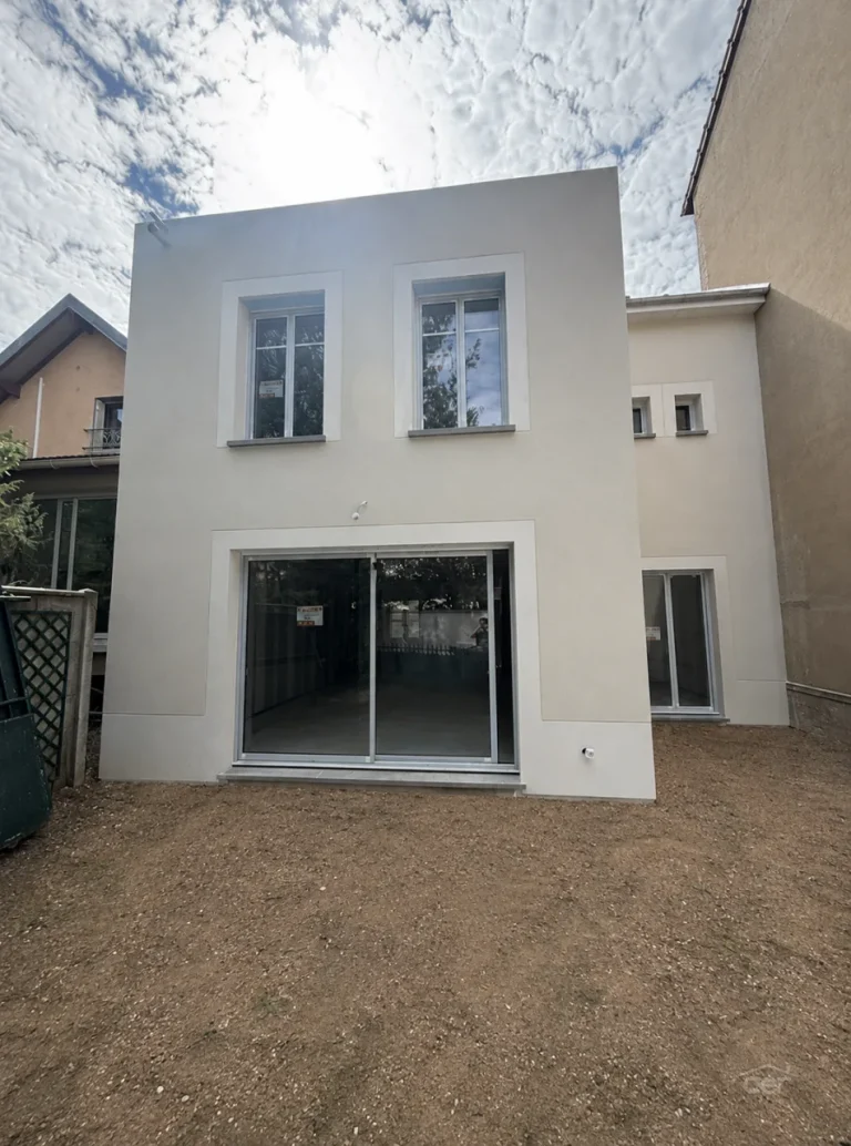 Travaux de façade en Île-de-France - Entreprise AER - Ravalement de façade avec pose de briquettes de parement - Après - Façade arrière
