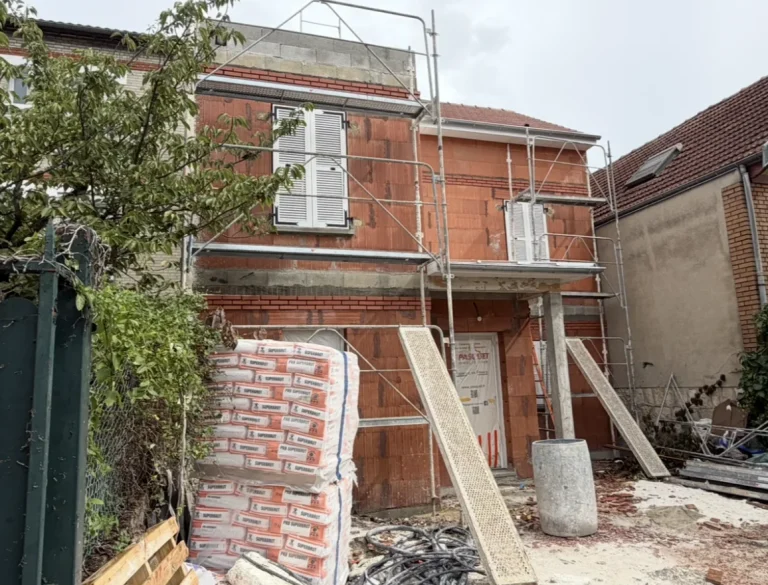 Travaux de façade en Île-de-France - Entreprise AER - Ravalement de façade avec pose de briquettes de parement - Avant
